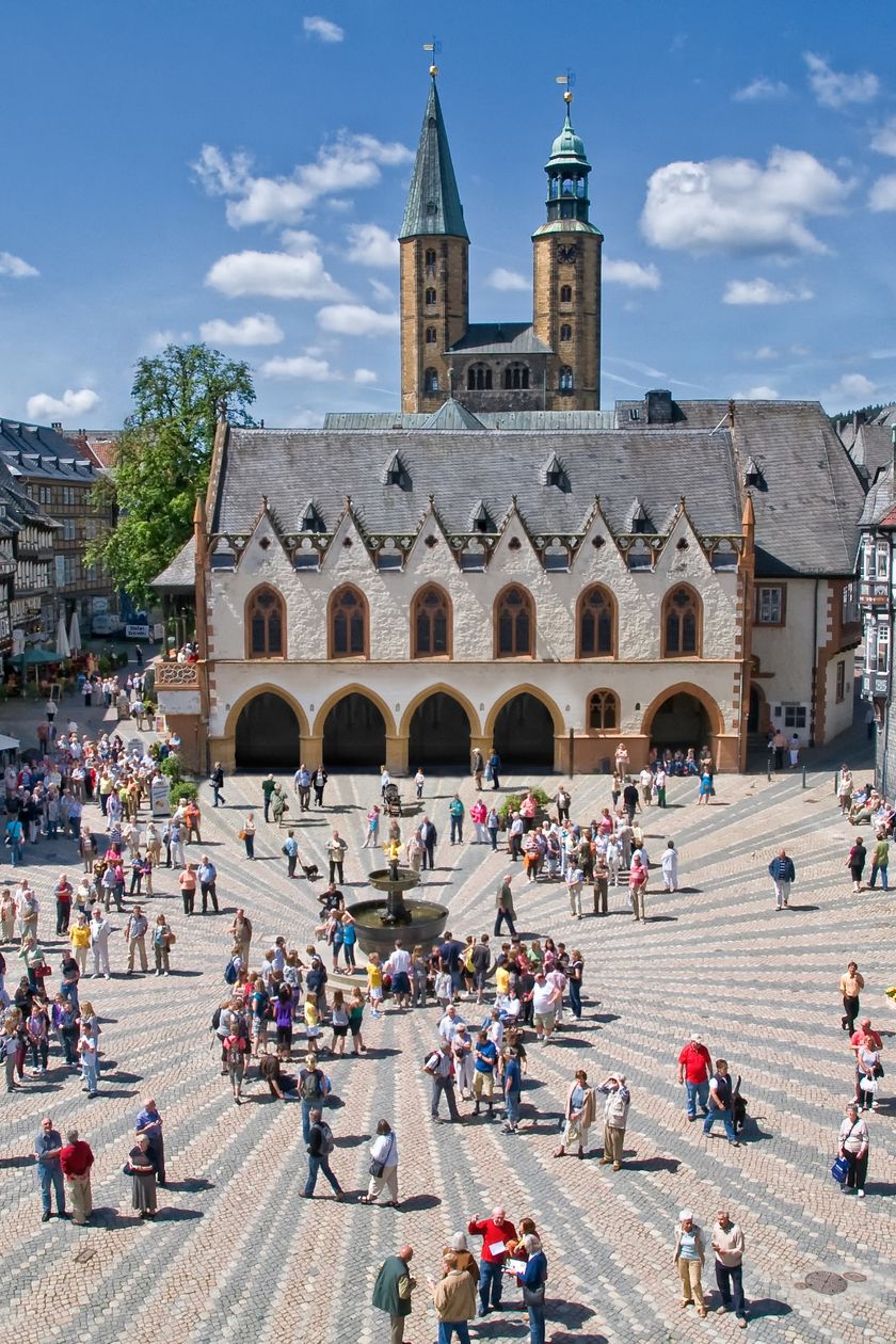 Belebter Marktplatz in Goslar