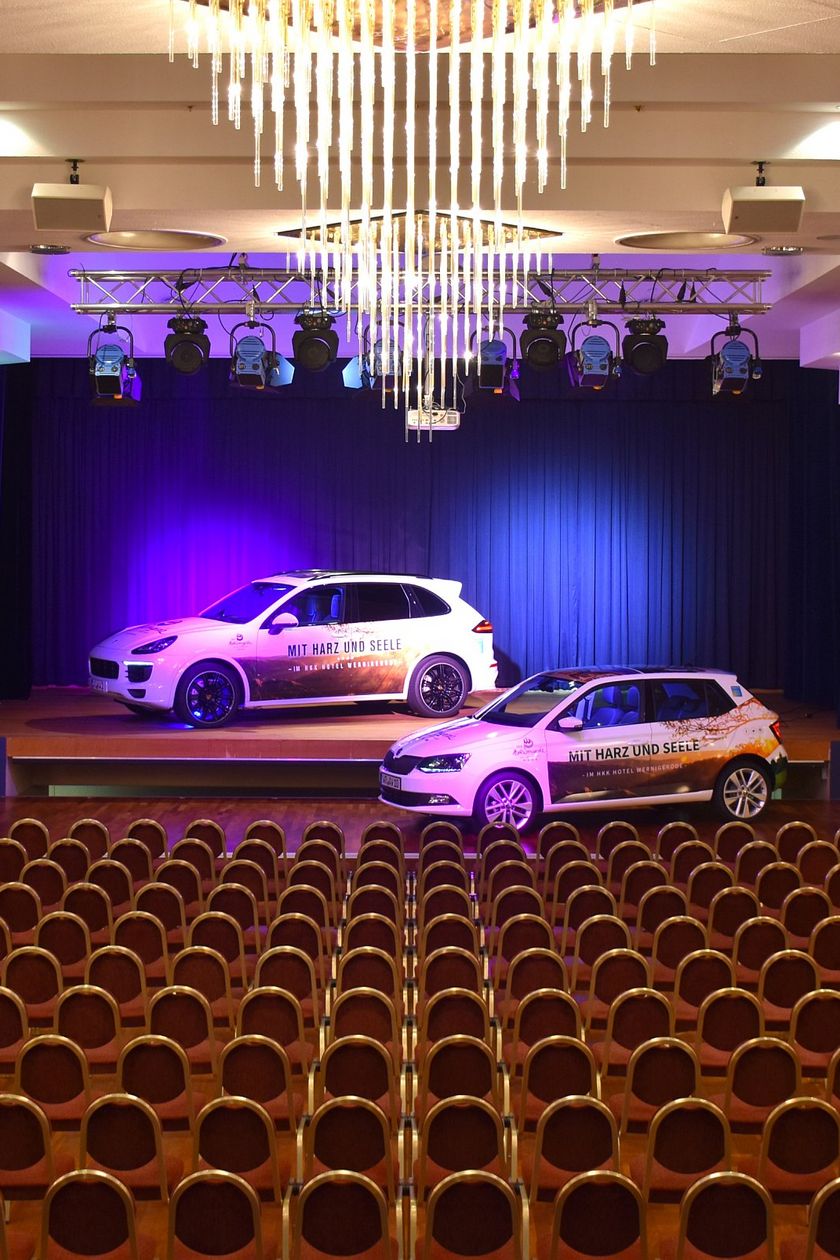 Großer Saal mit Autos im HKK Hotel Wernigerode im Harz